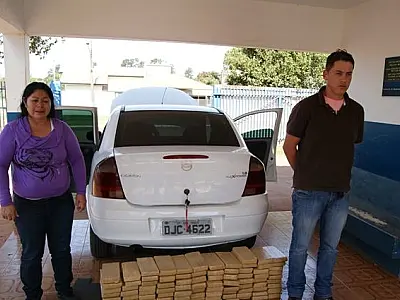 Mãe e filho são presos transportando droga
