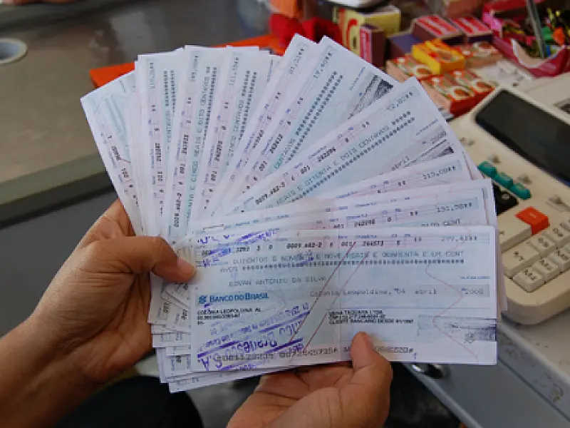 Brasileiros dão menos cheques sem fundos em fevereiro