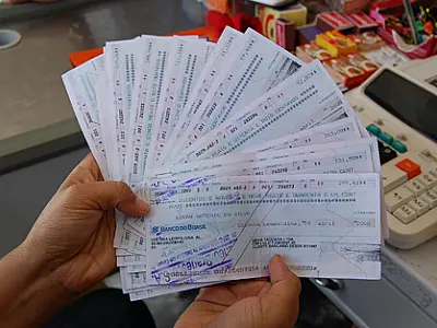 Brasileiros dão menos cheques sem fundos em fevereiro