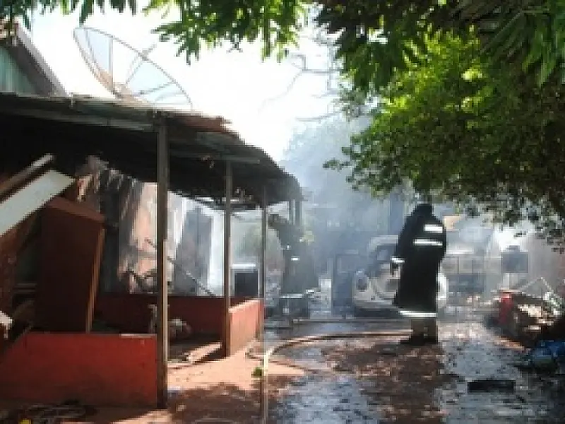 Crianças brincam com isqueiro e casa pega fogo em Dourados