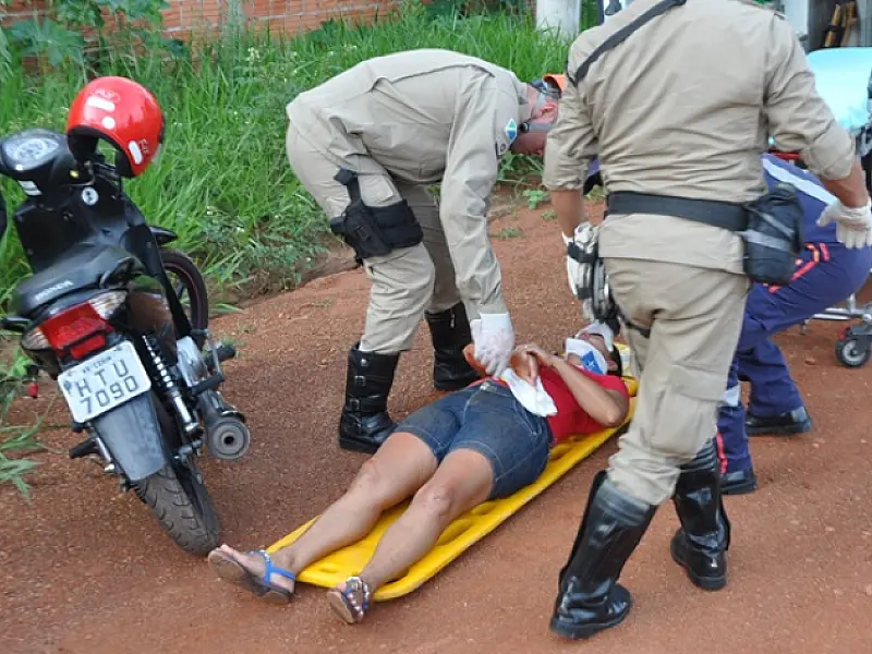 Colisão entre motocicletas deixa mulher ferida em Coxim
