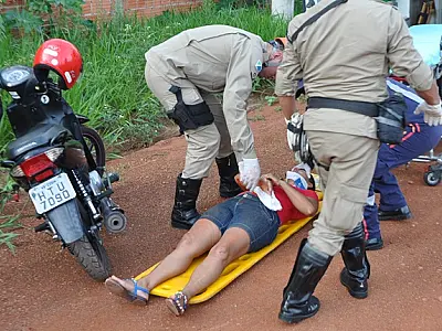 Colisão entre motocicletas deixa mulher ferida em Coxim