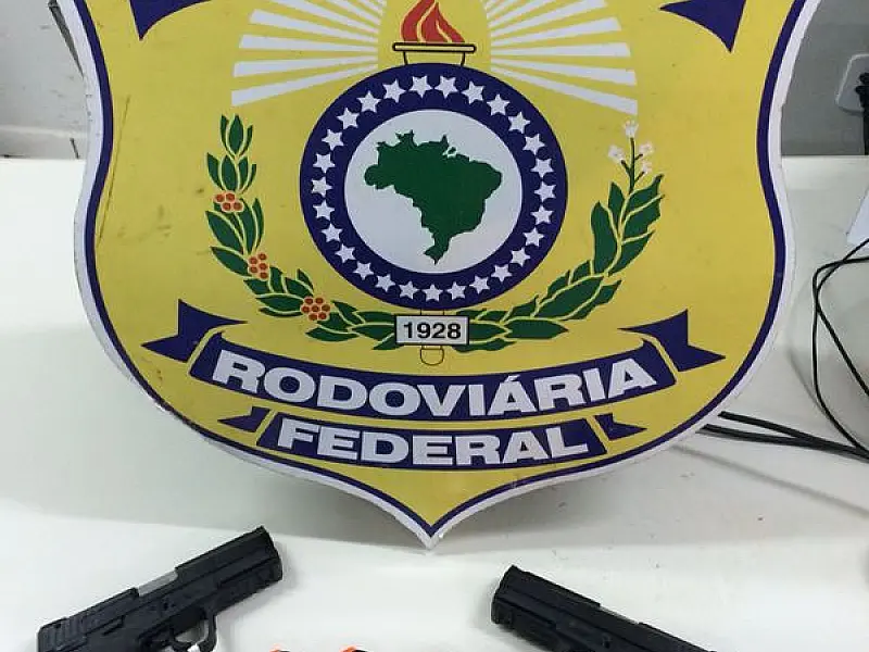 Dois homens são presos com pistolas e carregadores