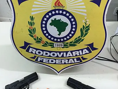 Dois homens são presos com pistolas e carregadores