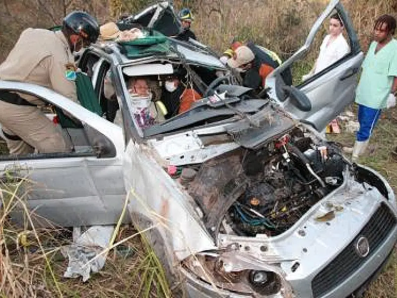 Idosa fica presa nas ferragens em acidente na BR-163, em Rio Verde