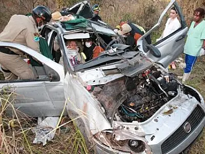 Idosa fica presa nas ferragens em acidente na BR-163, em Rio Verde