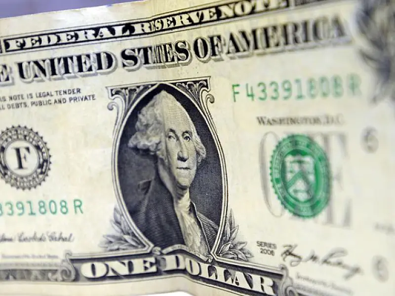 Bolsa opera em alta e dólar cai para R$ 3,77