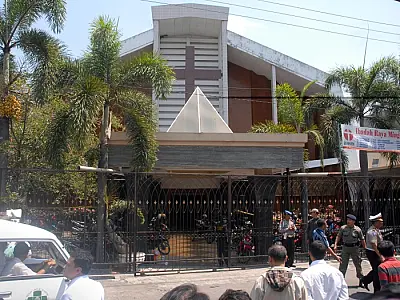 Atentado contra igreja cristã  deixa 14 feridos na Indonésia