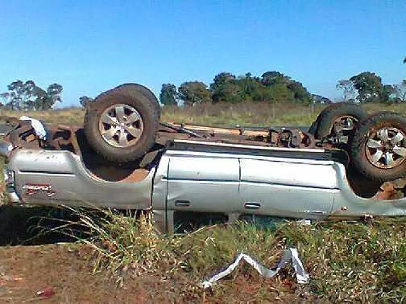 Caminhonete sai da pista e capota na MS-436 nessa quarta