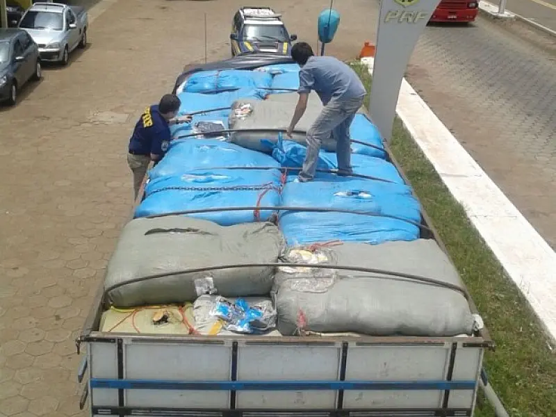 PRF apreende dois caminhões com mercadorias contrabandeadas