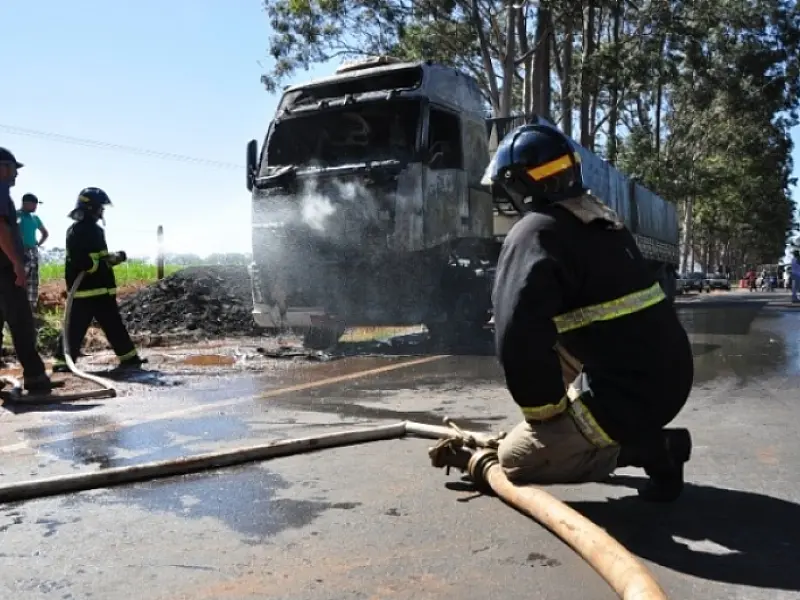 Caminhão pega fogo em frente à base da PMR, na MS-134 nesta sexta
