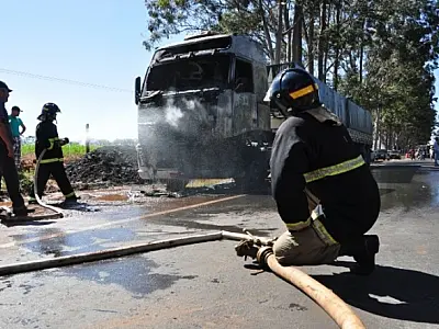 Caminhão pega fogo em frente à base da PMR, na MS-134 nesta sexta