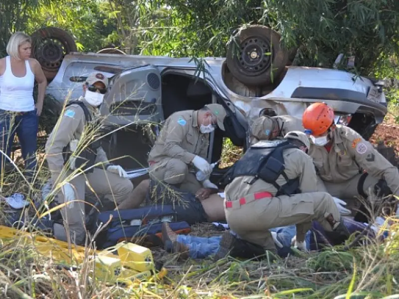 Carro com quatro pessoas capota na MS-276, saída para Ivinhema