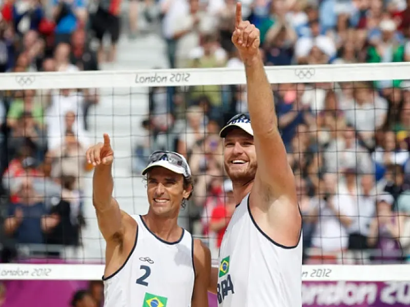 Alison e Emanuel vencem poloneses e vão à semifinal