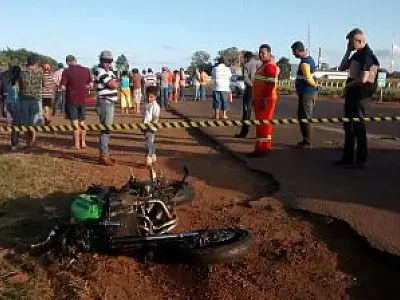 Jovem morre ao bater moto na traseira de caminhonete em Bandeirantes