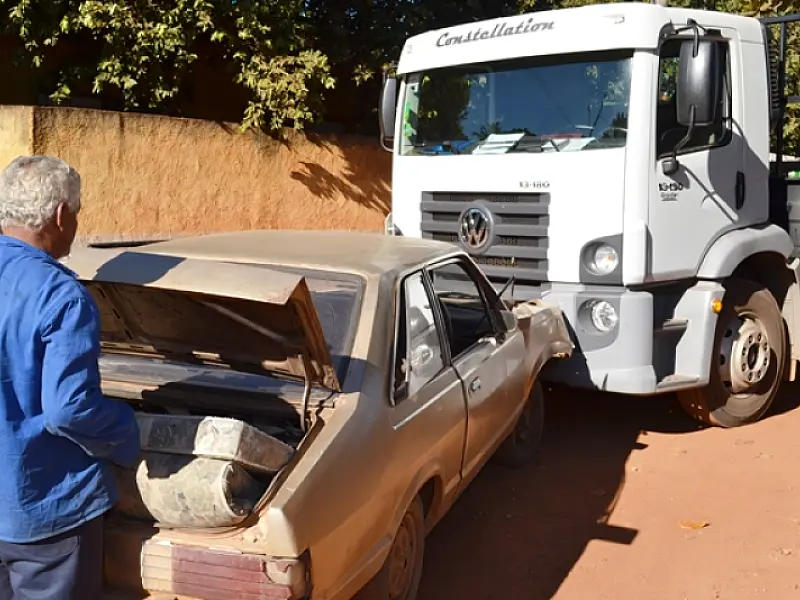 Condutor embriagado colide em caminhão de bebidas em Coxim