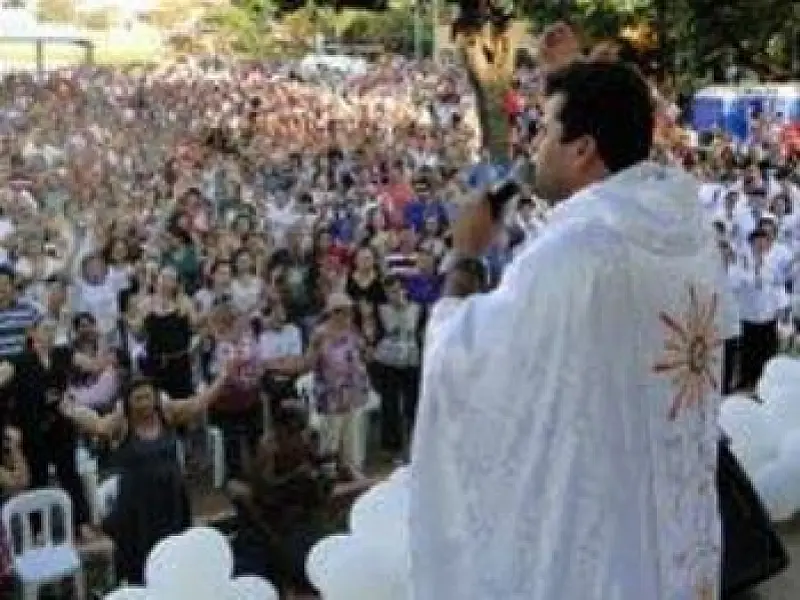 Padre que atrai multidões é proibido de celebrar missas em MS
