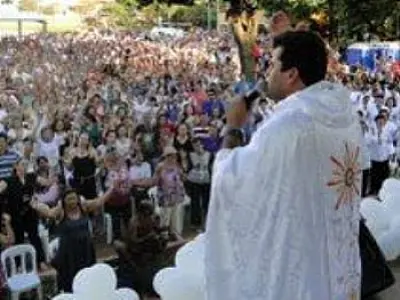 Padre que atrai multidões é proibido de celebrar missas em MS