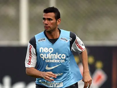 Zagueiro do Corinthians fere amigo com tiro acidental no interior de SP