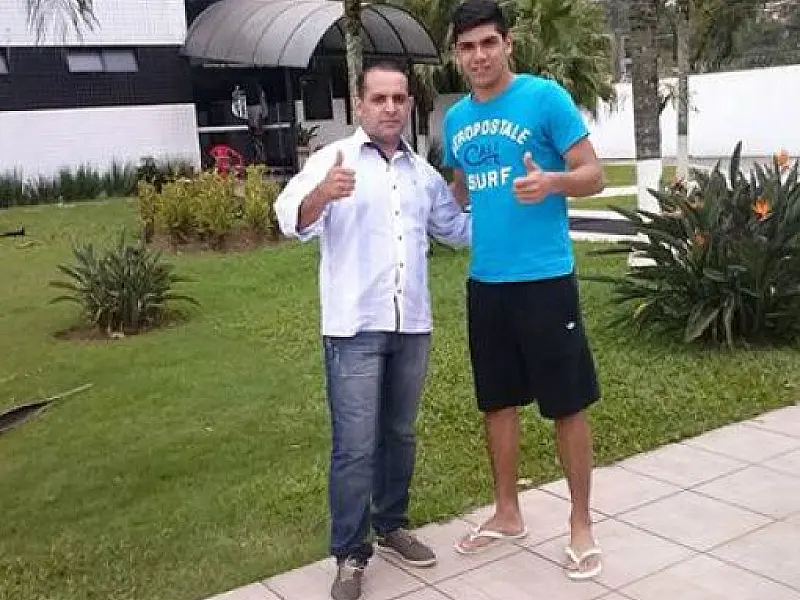 Goleiro douradense renova contrato com o Santos até 2015
