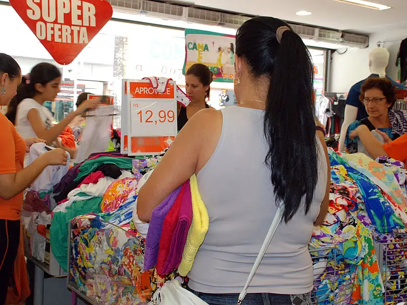 Vendas no varejo nacional voltam a subir, diz IBGE