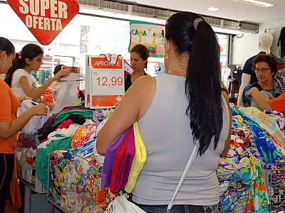 Vendas no varejo nacional voltam a subir, diz IBGE