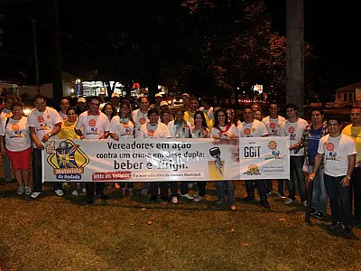 Em ação inédita, vereadores vão às ruas orientar motoristas sobre o risco de beber e dirigir