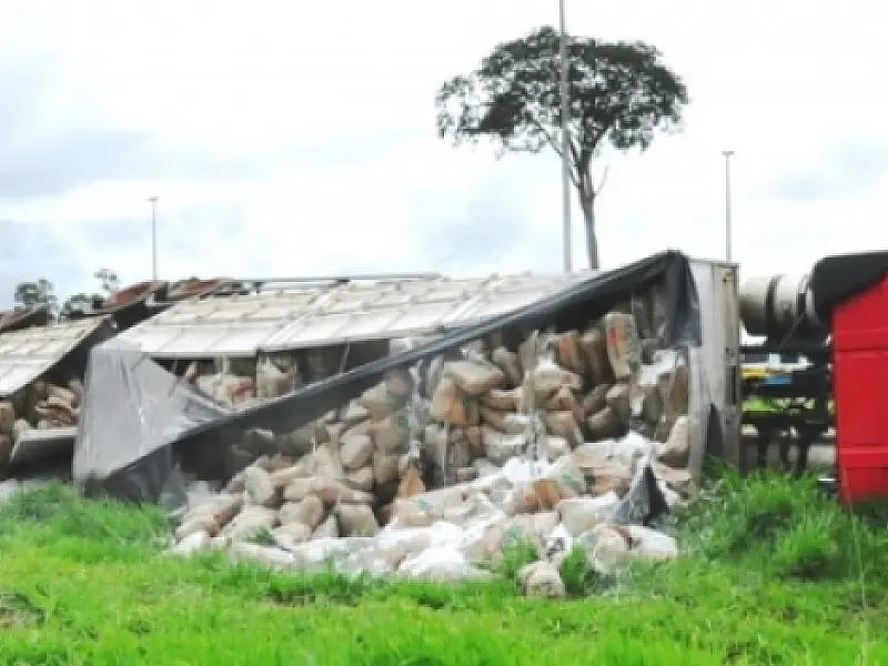 Carreta com 38 toneladas de fécula de mandioca tomba na MS-134