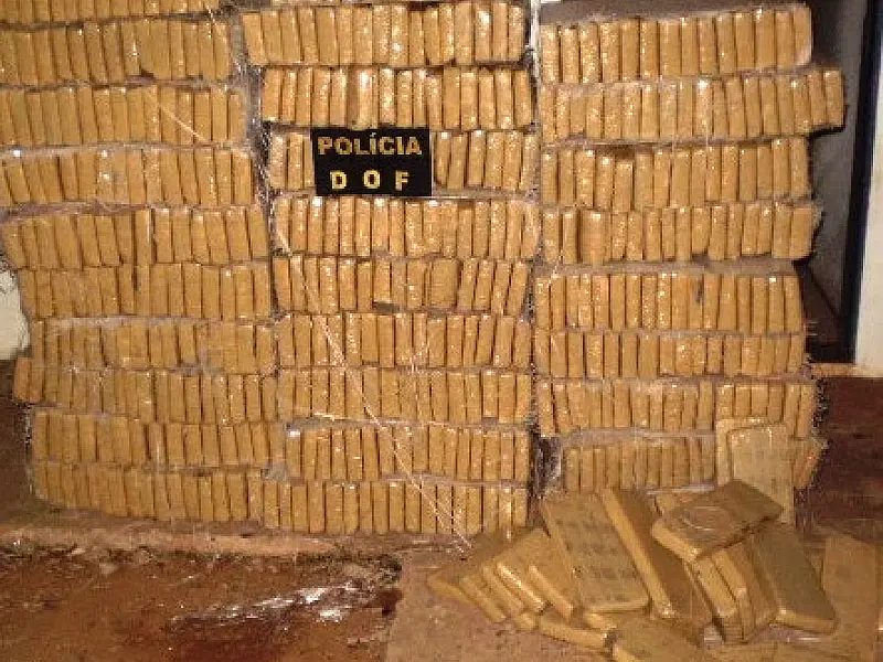 Home foge e deixa carro com quase meia tonelada de maconha