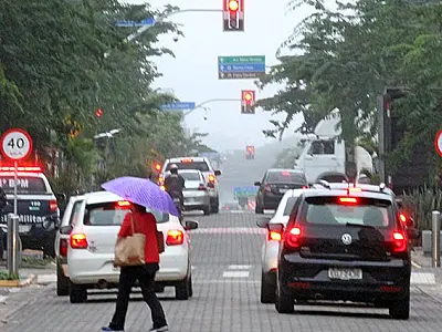 Com avanço de frente fria, sexta-feira será chuvosa com tempestades isoladas
