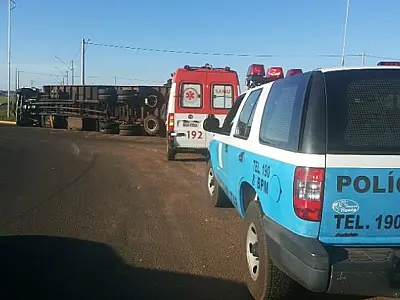 Caminhão carregado tomba na rotatória da entrada de Nova Andradina