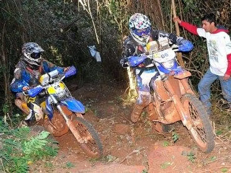 Pilotos competem em mais uma etapa do Enduro de Motos em Deodápolis