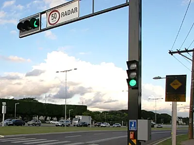 Semáforo é instalado nesta sexta em cruzamento nas Moreninhas