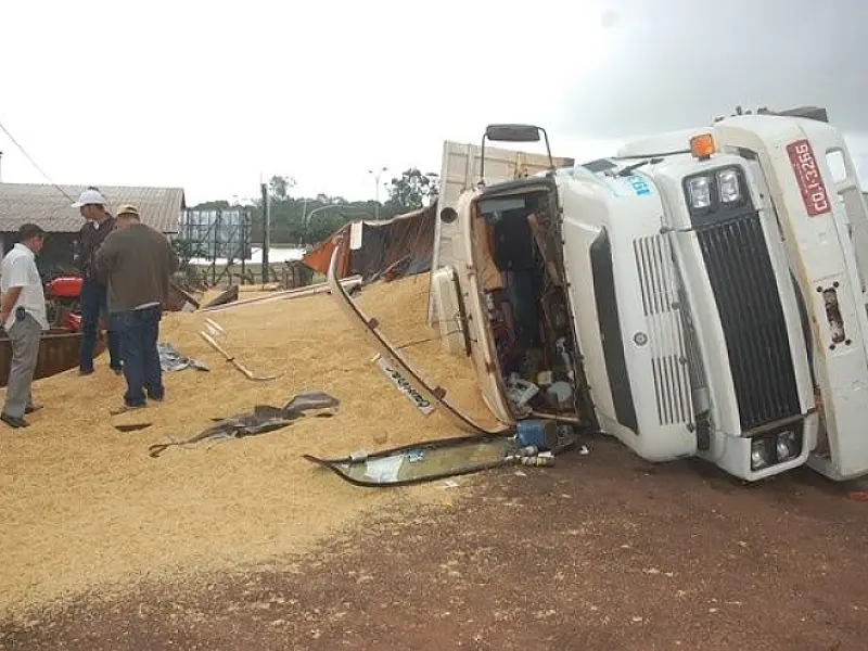 Carreta carregada de ração tomba em Fátima do Sul