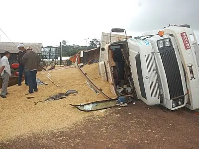 Carreta carregada de ração tomba em Fátima do Sul