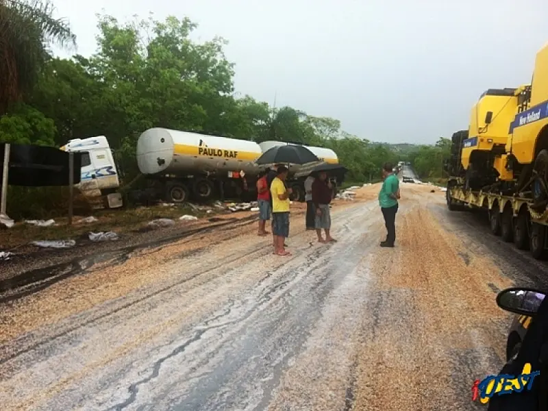 Acidente entre carretas espalha feijão pela BR-163 em Rio Verde