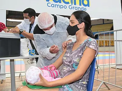 ALÍVIO E EMOÇÃO MARCAM PRIMEIRO DIA DE VACINAÇÃO DE GESTANTES E PUÉRPERAS CONTRA A COVID-19
