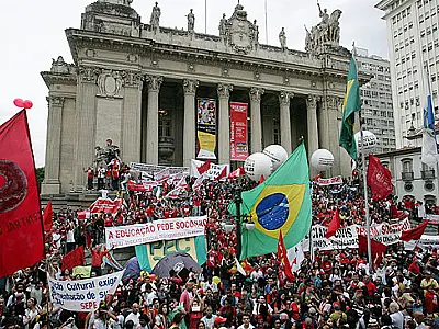 Bombeiros soltos fazem carreata e planejam protesto