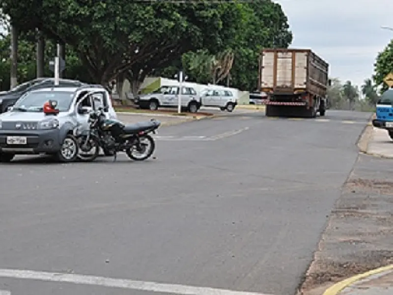 Prefeito de Alcinópolis se envolve em acidente entre carro e moto