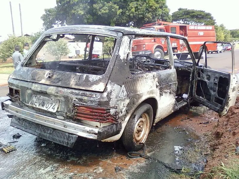 Fogo destrói Brasília no meio da rua em Amambai