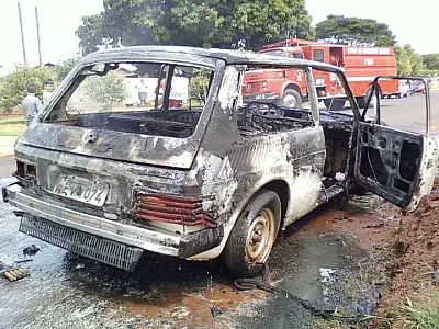 Fogo destrói Brasília no meio da rua em Amambai