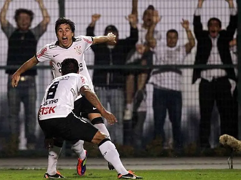 Com gol do talismã Willian, Corinthians bate Inter e abre seis pontos na liderança