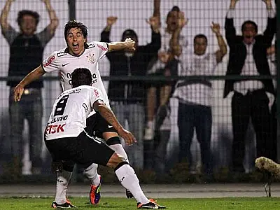 Com gol do talismã Willian, Corinthians bate Inter e abre seis pontos na liderança
