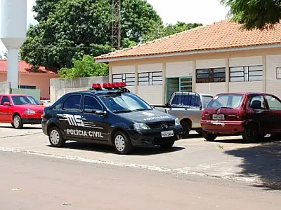 Motorista tem caminhão roubado e fica horas amarrado em mata