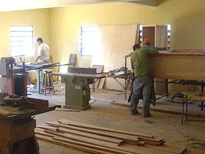 Presos transformam madeiras apreendidas em móveis