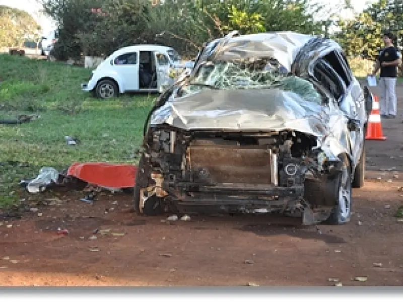Grave acidente deixa vítima fatal após caminhonete capotar na BR 060