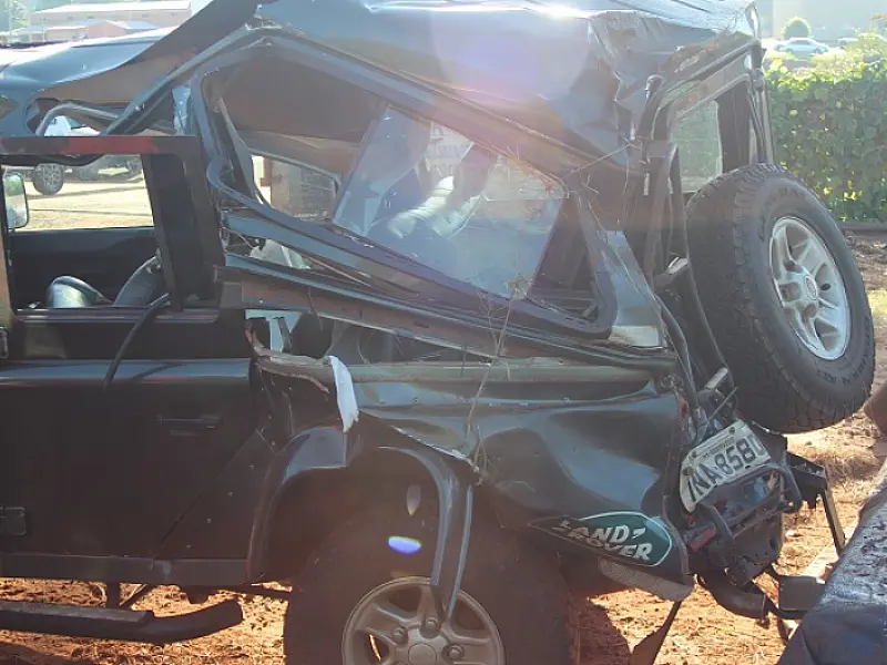 Land Rover capota na MS 276 entre Batayporã e Anaurilândia