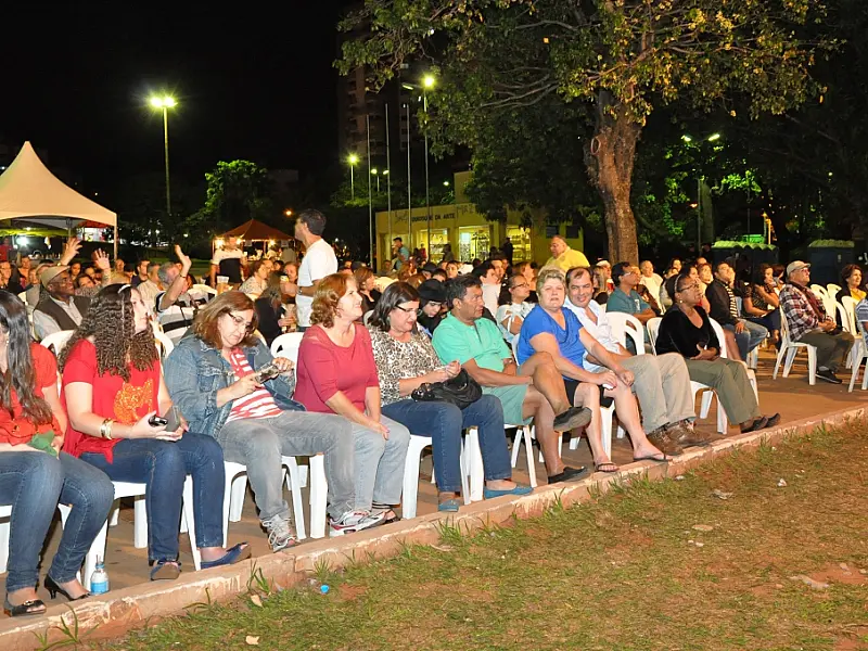 Altemar Dutra Jr e artistas regionais animaram a Seresta Morena