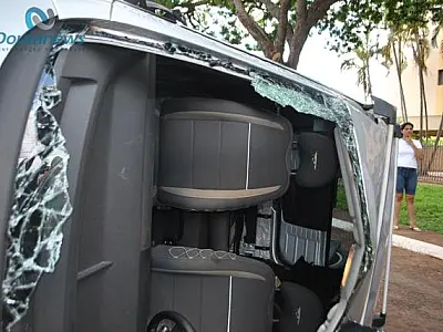 Motorista não respeita sinalização e faz outro veículo capotar em Dourados