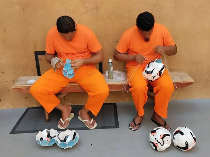 Reeducandos de MS produzem bolas oficiais para campeonatos e atletas com deficiência visual